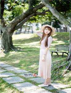 《女大学生裸条-经典色情片》